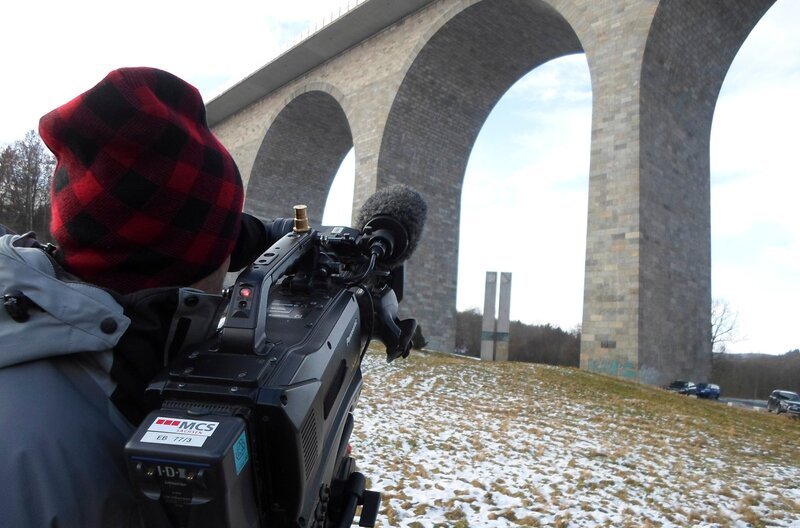 Dreharbeiten an der Autobahnbrücke Pirk – Bild: MDR/​Ina Klempnow