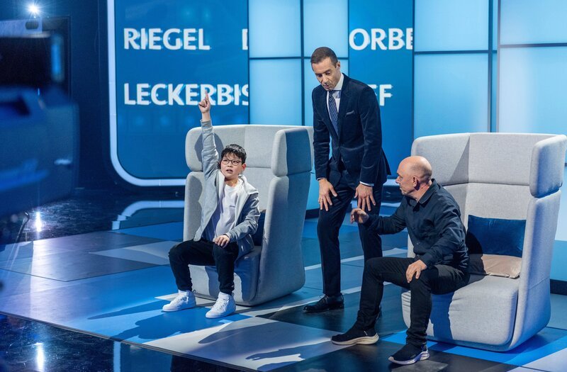 Erkhet (11), Kai Pflaume und Bernhard Hoëcker beim Kreuzworträtsel-Duell – Bild: NDR/​Thorsten Jander