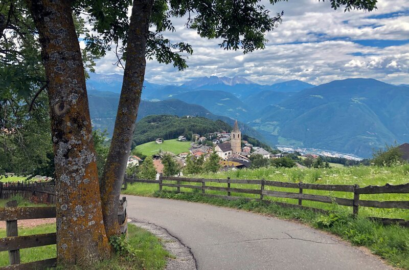 Blick auf Jenesien. – Bild: BR/​HR/​Monika Birk/​Monika Birk