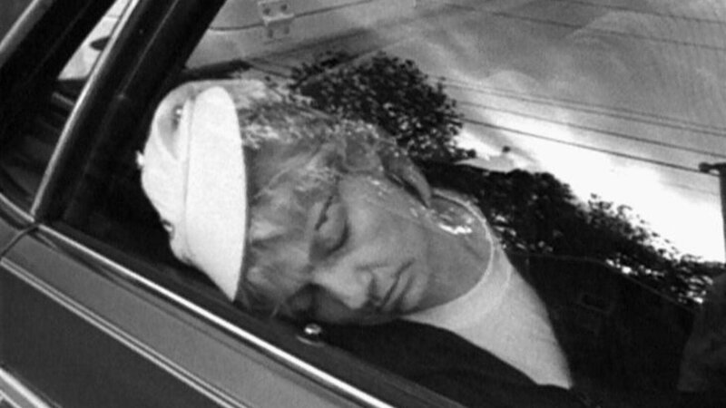 Ruby Morris wird von ihrem Mann erschossen und später verbrannt. Obwohl keine Leiche existiert, kommt die Polizei ihm auf die Schliche. – Bild: RTL