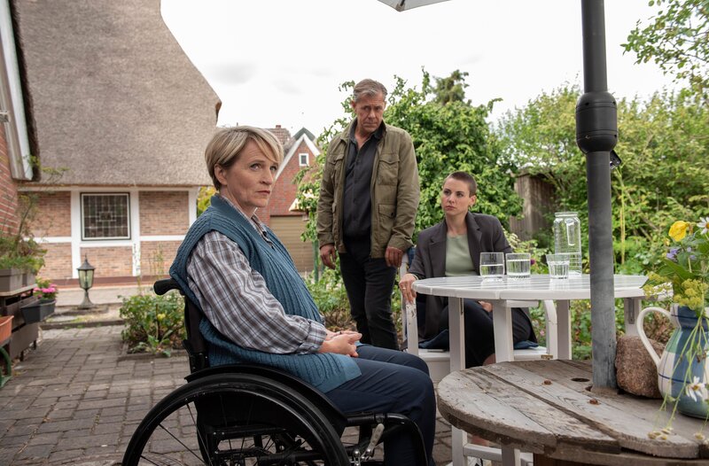 Lars Kiesewetter (Sven Martinek, 2.v.r.) und Nina Weiss (Julia E. Wenska, r.) statten, der an Multiple Sklerose erkrankten Ex-Security, Frauke Steinhoff (Isabel Schosnig) einen Besuch ab. Sie spielte eine wichtige Rolle in damaligen Ermittlungen zu einem begangenen Raubüberfall. – Bild: ARD/​Thorsten Jander