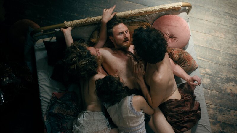 Ein Tugendwächter in Nöten. Bürgermeister Alfons Urban (Michael Kranz) erlebt ein böses Erwachen in der „Deutschen Eiche“. – Bild: BR/​ARD Degeto Film GmbH/​MDR/​Zeitsprung Pictures GmbH/​Michael Kotschi