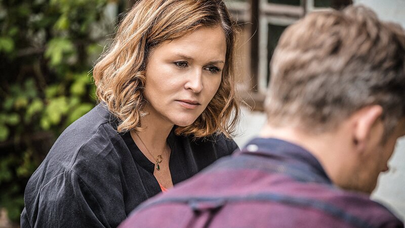 Hebamme Lena Lorenz (Judith Hoersch) betreut ein Elternpaar, deren Baby gestorben ist. Quirin (Jens Atzorn) macht sich Sorgen, ob sie der Belastung gewachsen ist. – Bild: ZDF