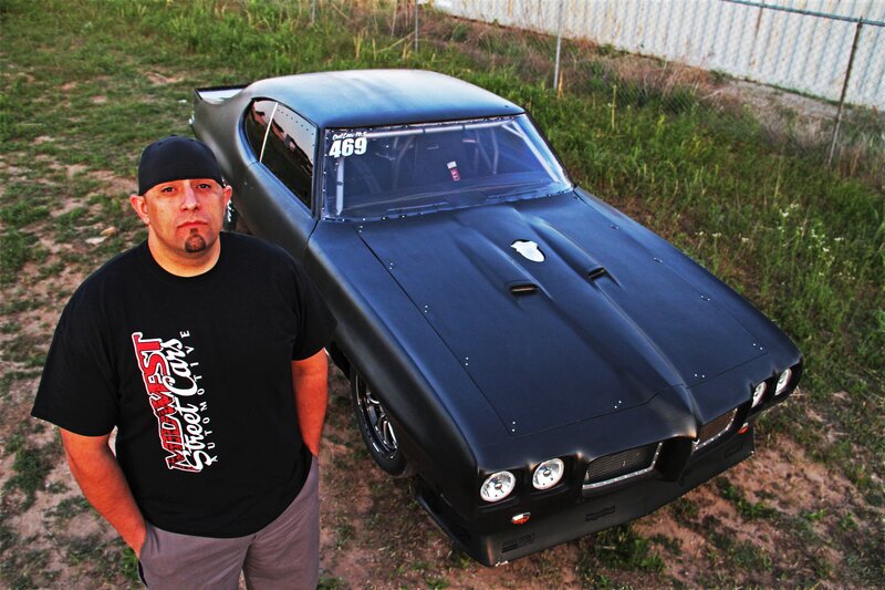 Big Chief standing in front of his car. – Bild: Discovery Channel