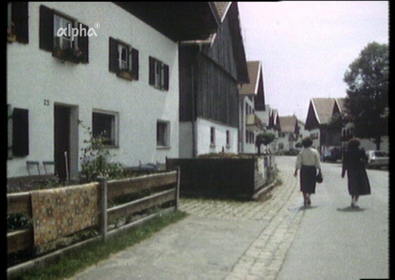 1987: Der  Rückbau der Dorfstraße von Bayersoien zu einer unregelmäßigen, schlichten Dorfstraße im alten Stil ist für Filmautor Dieter Wieland ein gelungenes Beispiel für Dorferneuerung. – Bild: BR