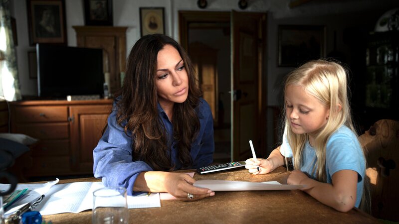 Katja Baumann (Simone Thomalla, l.) versucht das Vertrauen der verhaltensauffälligen Mathilda (Nele Richter, r.) zu gewinnen. – Bild: ZDF