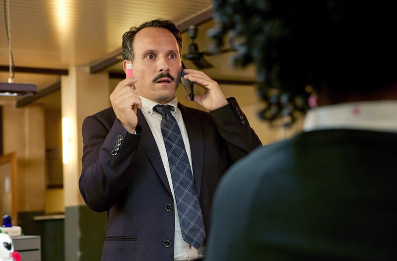 Carsten Heinrich (Stefko Hanushevsky) hat den Datenstick. – Bild: ARD/​Kai Schulz