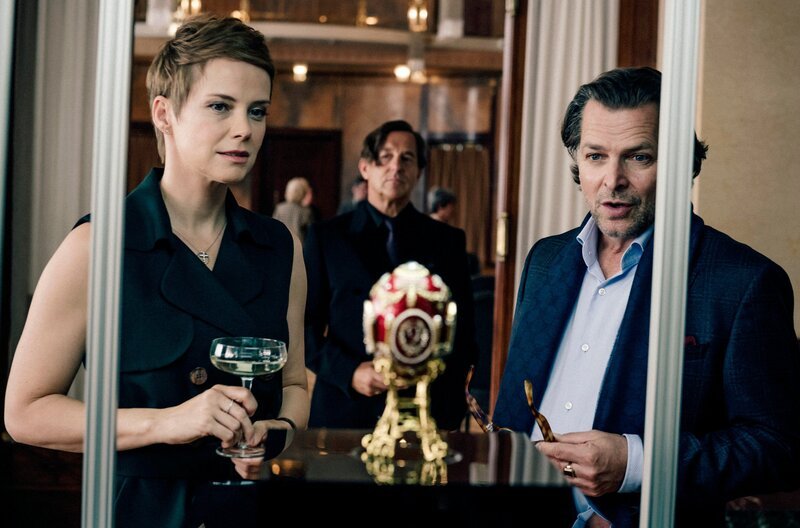 Jojo (Andrea Osvárt) begleitet von Allmen (Heino Ferch) zu der Lesung von Klaus Sternwald (Jörg Pintsch, re.). – Bild: ARD Degeto/​Stanislav Honzik