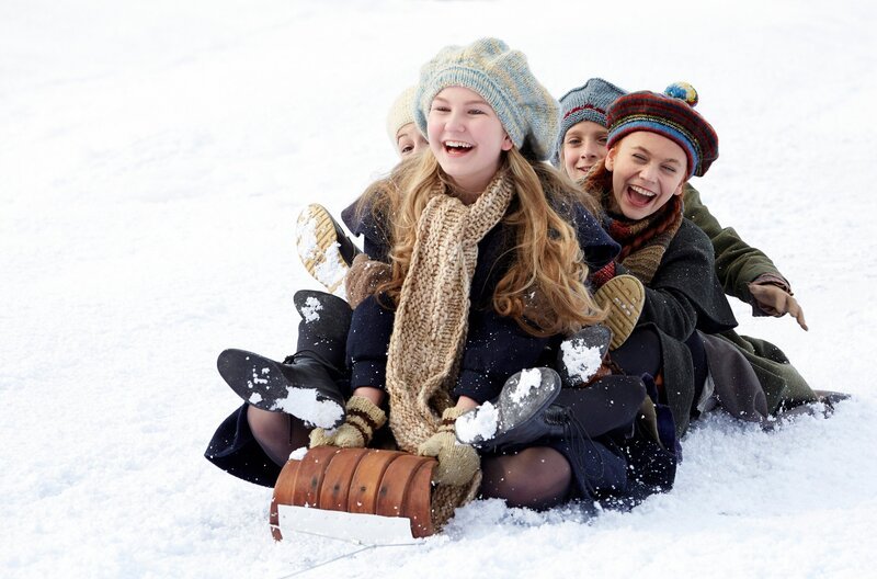 Anne beim Schlittenfahren. – Bild: BR/​Palatin Media