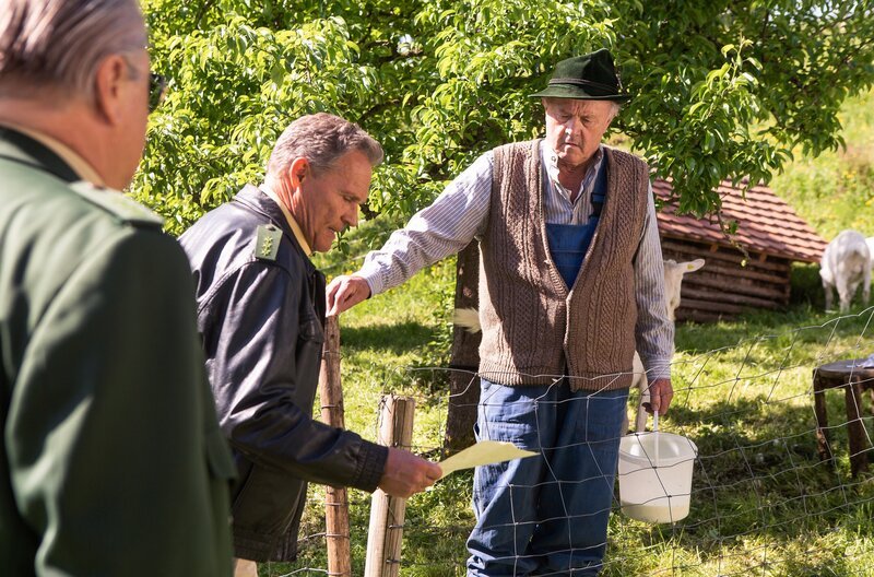 Alfons Auzinger (Hans Stadlbauer, r.) bestreitet gegenüber Hubert (Christian Tramitz, M.) und Girwidz (Michael Brandner, l.), den Brief geschrieben zu haben. – Bild: ARD/​TMG/​Kai Neunert