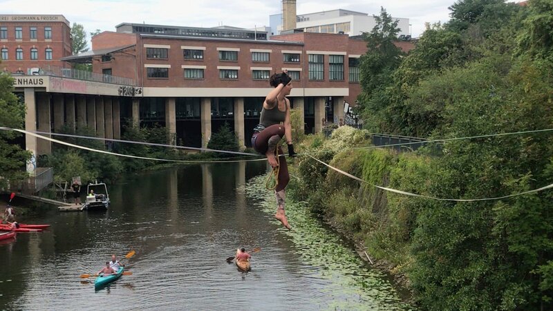 Slackliner über dem Karl-Heine-Kanal. – Bild: MDR/​Dirk Schneider