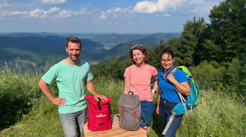 Gemeinsam mit Wanderbloggerin Daniela Holnsteiner (Mitte) und Naturpark-Führerin Matilda Stallner (rechts) wandert Daniel Aßmann durch ein Biotop auf Trockenrasen – auf dem nährstoffarmen Boden wachsen einzigartige Pflanzen, die man sonst nirgendwo findet. – Bild: WDR/​Antje Wunsch-Baumgarten
