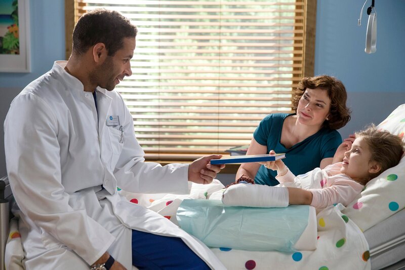 (v.l.n.r.) Dr. Matteo Moreau (Mike Adler); Leonore von Engelbrecht (Svea Timander); Lotta-Sophie (Helena Pieske) – Bild: ARD/​Tom Schulze