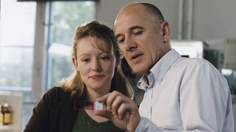 Gerichtsmediziner Dr. Robert Kolmaar (Ulrich Mühe, r.) und Sektionsgehilfin Dr. Nadja Heron (Lavinia Wilson, l.) versuchen, die Untersuchungsergebnisse zu entschlüsseln. – Bild: ZDF