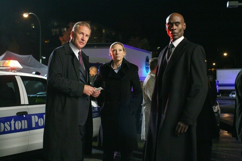 L-R: Arnold McFadden (Geoff Pierson), Olivia Dunham (Anna Torv), Phillip Broyles (Lance Reddick) – Bild: PLURIMEDIA (Warner)