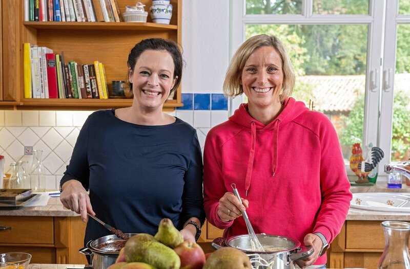 Gastgeberin Sarah Konert (r) mit ihrer Küchenhilfe Christina. – Bild: WDR/​Melanie Grande