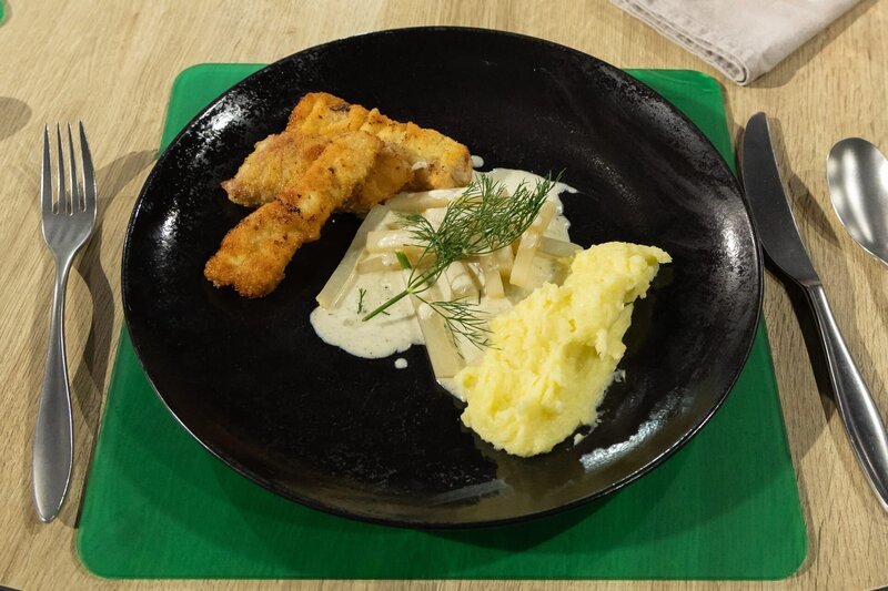 Tagesmotto „Leibgericht“: Panierte Schnitzelchen mit Kartoffelpüree, Kohlrabigemüse und Dill-Béchamelsauce von Harry Schüle – Bild: ZDF und Norman Kalle Tagesmotto „Leibgericht“: Panierte Schnitzelchen mit Kartoffelpüree, Kohlrabigemüse und Dill-Béchamelsauce von Harry Schüle – Bild: ZDF und Norman Kalle