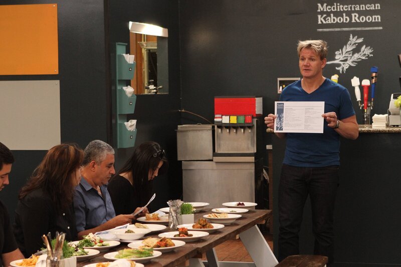 Innerhalb der Familie, die das mediterranen Restaurant „Sam’s Kabob Room“ in Monrovia, California betreibt, gibt es Konflikte – und das sogar vor den Gästen … Kann Gordon Ramsey (r.) hier helfen? – Bild: FOX /​ Jeff Neira