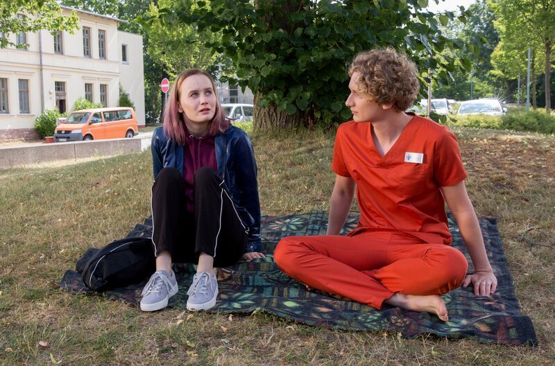 Fiete (Adrian Gössel, r.) gibt nicht auf und geht mit Maxi (Ada Philine Stappenbeck, l.) raus in die Natur. – Bild: ARD/​Andreas Wünschirs