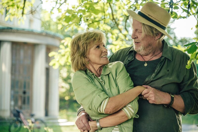 Ob Petra (Ulrike Kriener) und Erik (Rolf Lassgård) ihre verlorene Liebe auf der Reise wiederfinden? – Bild: ZDF und Stanislav Honzig