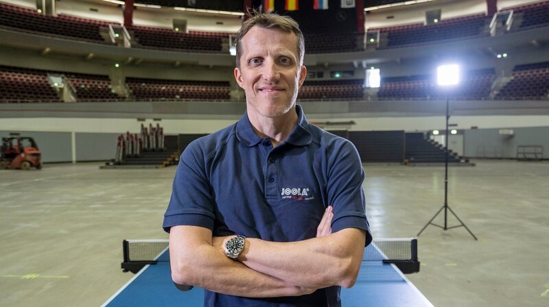 1989 war auch ein Jahr der sportlichen Triumphe: Das junge, recht unbekannte Tischtennis-Doppel Jörg Roßkopf und Steffen Fetzner wurde in der ausverkauften Dortmunder Westfalenhalle völlig überraschend Weltmeister und sorgte so für einen Tischtennis-Boom in Deutschland, der bis heute andauert. – Jörg Roßkopf heute – Bild: WDR/​Claus Langer