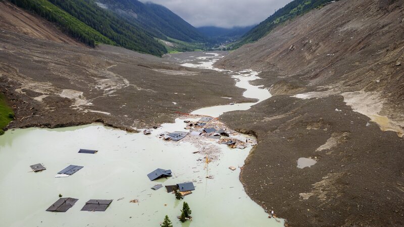 Ende Mai ist das Schweizer Dorf Blatten durch einen Bergsturz unter Massen von Eis, Schlamm und Felsen begraben worden. – Bild: ZDF