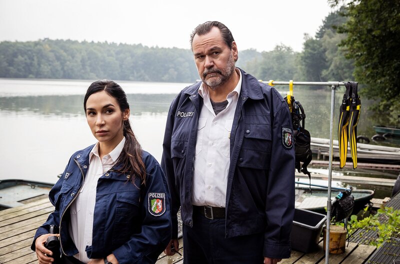 Arda (Yasemin Cetinkaya, l.) und Jäger (Markus John, r.) ermitteln in der Tauchschule des Toten. – Bild: ARD/​Martin Valentin Menke
