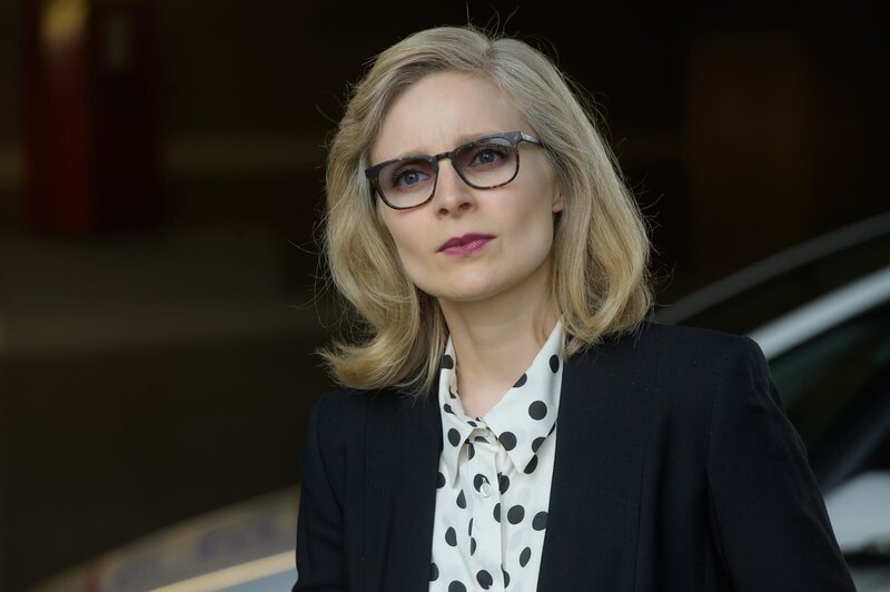 Schulleiterin Deville (Salóme Gunnarsdóttir) weist den Journalisten Pianelli zurecht. Sie hat den Eindruck, dass er immer nur negativ über die Schule berichten will. – Bild: ZDF und François LEFEBVRE