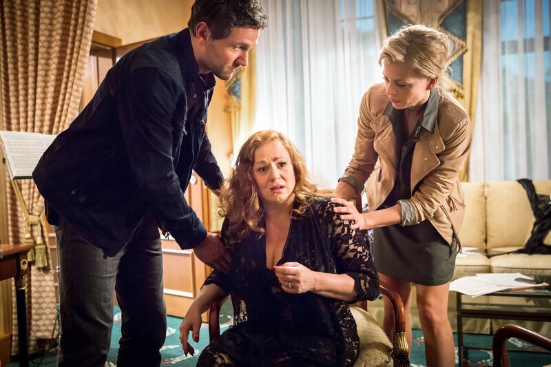 Kristina Katzer (Isabell Gerschke, r.) und Lukas Hundt (Oliver Franck, l.) kümmern sich um die verstörte Carmen Burns (Petra Bernd, M.). Galt der Anschlag im Weimarer Nationaltheater der launischen Diva? – Bild: ARD/​Andreas Wünschirs