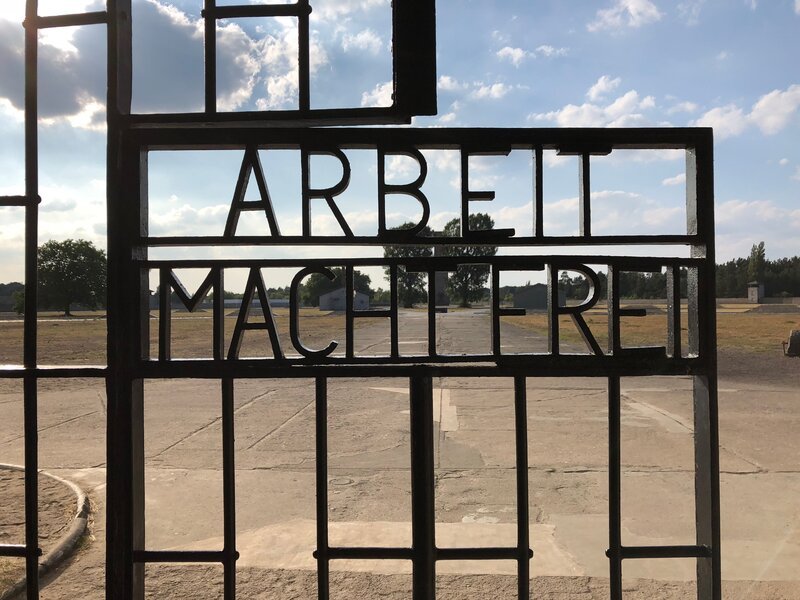 Der Satz: „Arbeit macht frei“ ist in das Eingangstor des Konzentrationslagers Sachsenhausen eingearbeitet. Der selbe Satz ist auch an anderen Konzentrationslagern zu finden. – Bild: Discovery Channel /​ Discovery Communications