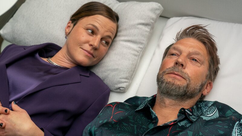 Tamara Weber (Maria Simon) ist hoffnungsvoll, ihre angeschlagene Ehe mit Richard Weber (Kai Wiesinger) noch retten zu können. – Bild: ZDF