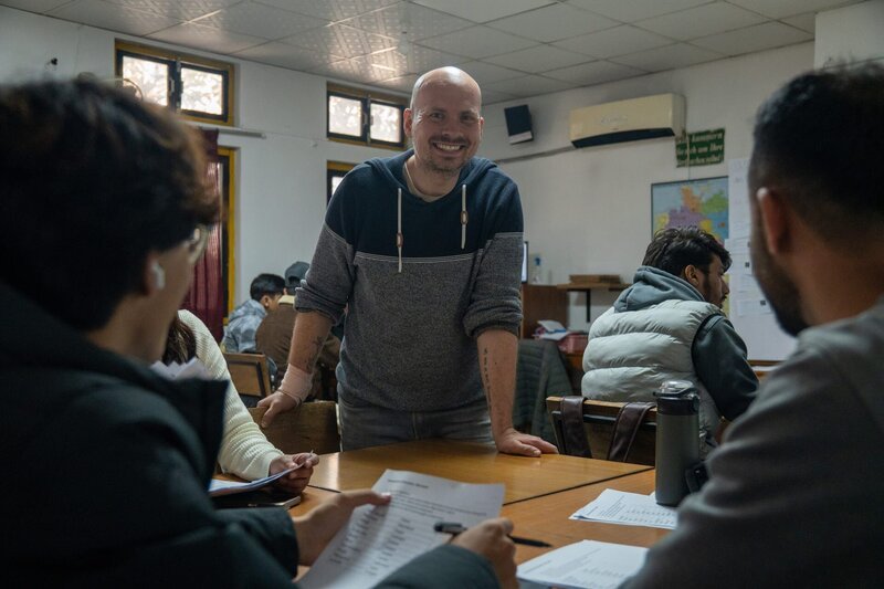 Ben Matern arbeitet als Deutschlehrer in Kathmandu. Seine Schülerinnen und Schüler sind oft junge Erwachsene, die in Deutschland eine Ausbildung oder ein Studium absolvieren möchten. – Bild: ZDF und Jonas Geisler