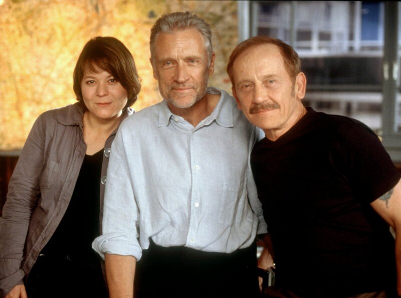 Das Hamburger Kommissarenteam: Jenny Graf (Julia Schmidt, links), Jan Casstorff (Robert Atzorn, Mitte), Tilo Prückner (Eduard Holicek, rechts). – Bild: NDR/​Thorsten Jander
