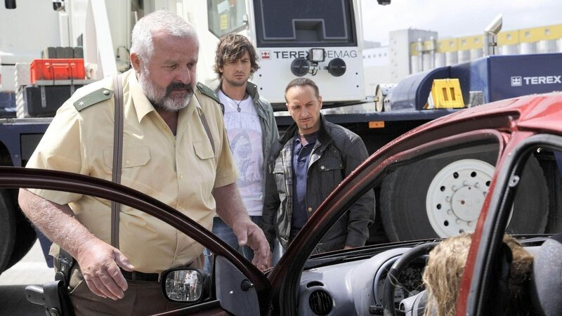 (v.l.) Herzberger (Dietmar Huhn), Ben (Tom Beck) und Semir (Erdogan Atalay) sind entsetzt: In dem Auto, das aus dem Rhein gezogen wurde, liegt die Leiche ihrer Kollegin Claudia … – Bild: MG RTL D /​ Guido Engels