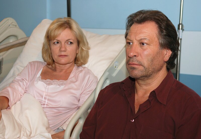 10 Uhr im Ersten. Elisabeth (Susanne Huber, l.) gibt Johanns (Michael Zittel, r.) Werben nicht nach. – Bild: ARD/​Jo Bischoff