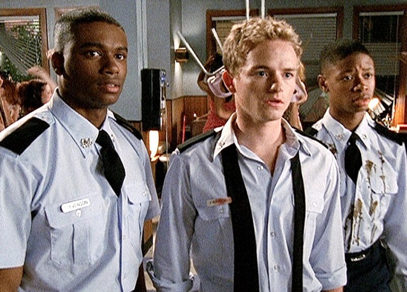 Die Kadetten Francis (Christopher Masterson, mi.), Joe (Kasan Butcher, li.) und Finley (Arjay Smith) müssen mitansehen, wie ihre Party außer Kontrolle gerät. – Bild: ORF (FS1/​FS2) /​ ORF1