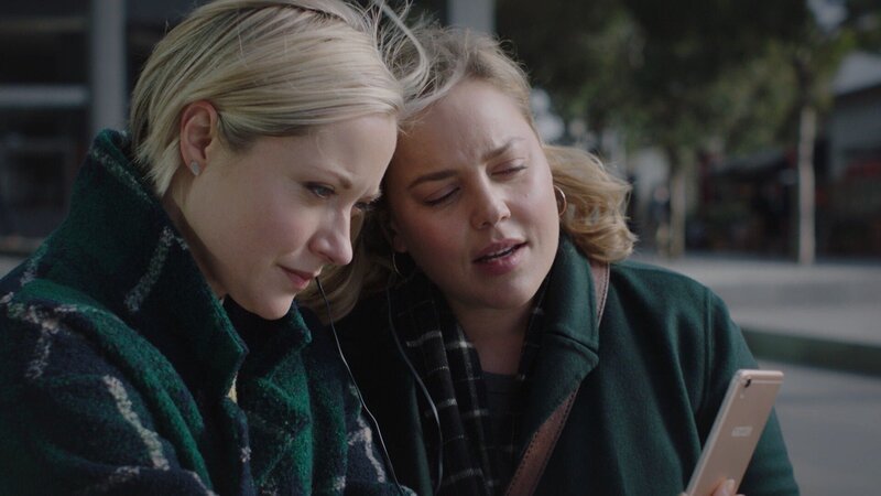 Olivia Cotterill (Georgina Haig l.) und Melanie Heyward (Abbie Cornish) – Bild: RTL/​SEVEN STUDIOS PTY LTD