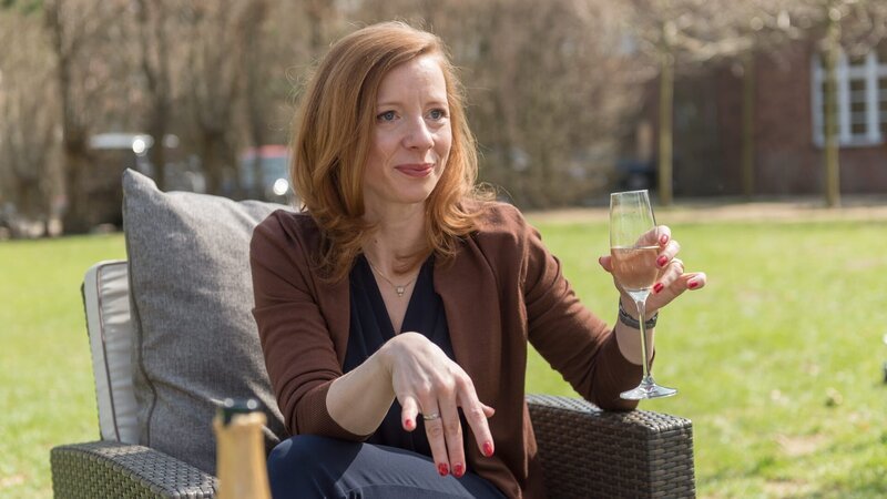Susanne Tilling (Inka Löwendorf) gibt zu, mit Finn Hoffmann eine Affäre gehabt zu haben. Dass er eigentlich eine Freundin hatte, will sie nicht gewusst haben. Angeblich hat sich Finn von ihr zurückgezogen, um sich wieder mehr seinem Studium zu widmen. Warum sagt sie das erst jetzt? Verheimlicht sie den Kommissaren etwas? – Bild: ZDF und Marc Meyerbröker