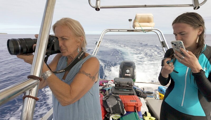 Nan Hauser (l.) hat ihr Leben der Erforschung der Wale verschrieben. – Bild: phoenix/​ZDF/​Brian Dentz/​Toby Marshal