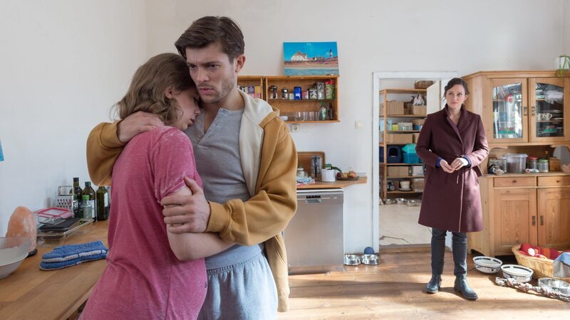 Karoline Joost (Nike Fuhrmann, r.) muss nun auch Alexandras schwangere Tochter Ella (Josepha Walter, l.) benachrichtigen. Die junge Frau ist am Boden zerstört, als sie vom Tod ihrer Mutter erfährt. Ihr Freund René (Eugen Bauder, M.) versucht, ihr in der schwierigen Zeit beizustehen. – Bild: ZDF und Marc Meyerbroeker