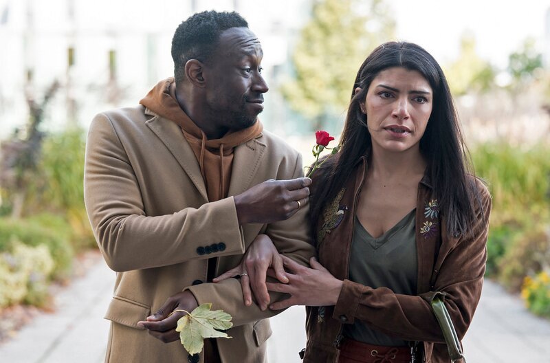 Shanti Dost (Shadi Hedayati, r.) bringt ihren Mann Guido (Jerry Kwarteng, l.) ins Johannes-Thal-Klinikum, denn er verhält sich äußerst seltsam. – Bild: ARD/​Jens-Ulrich Koch