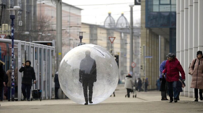 Viele, die einsam sind, denken, dass sie alleine damit klarkommen müssen. Einsam zu sein ist ein Tabu in unserer Gesellschaft. – Bild: MDR/​Miles Plahuta