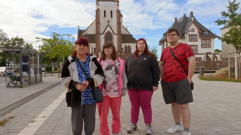 Petra (li.) und ihre Familie sind auf dem Weg zum Bürgerservice um sich wieder in Mannheim anzumelden – Bild: RTL Zwei