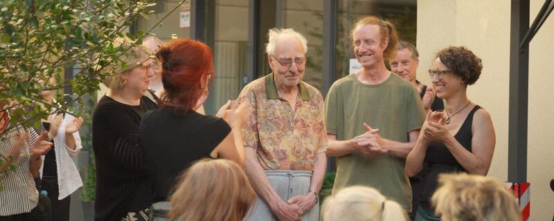 Zwischen Vater Ekkehard (3.v.l.) und Sohn Oliver (2.v.r.) war das Verhältnis lange Zeit schwierig. Seit Oliver seinen Vater nach Berlin geholt hat, ist eine emotionale Bindung entstanden. Durch das Theaterspiel seines Vaters entdeckt Oliver ganz neue Seiten an ihm. – Bild: ZDF und Moritz von Dungern