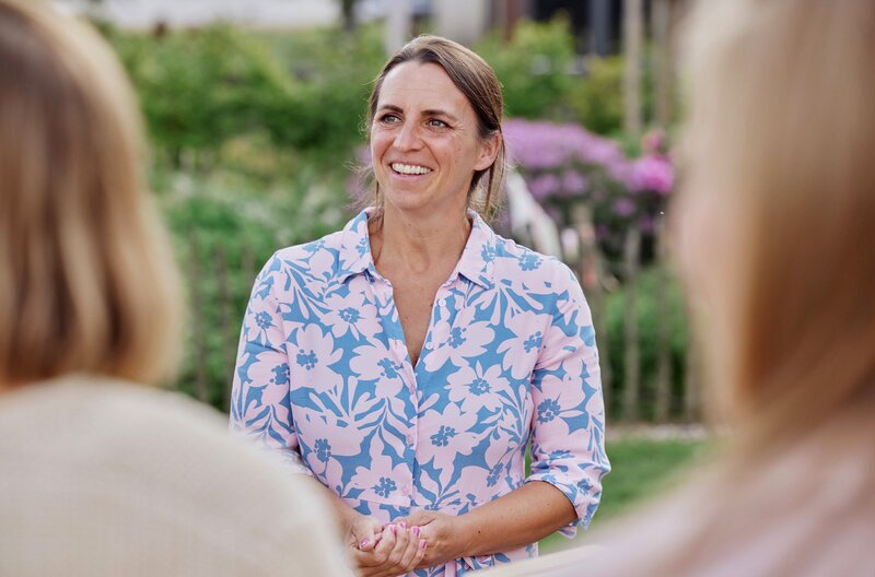 Heike Schiltz begrüßt ihre Gäste auf ihrem Hof. – Bild: SWR/​Philipp Thurmaier