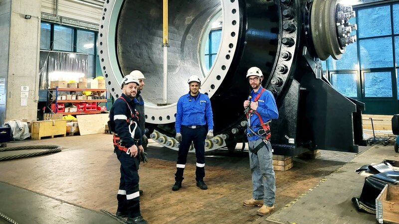 Markus Grimm und sein Team arbeiten unter Zeitdruck an einem Autobahnabschnitt in Berlin. – Bild: Warner Bros. Discovery