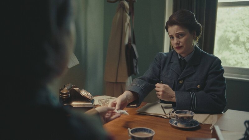 Vera Atkins (Sian Altman) übergibt Odette Bilder der anderen vermissten Agenten. – Bild: History