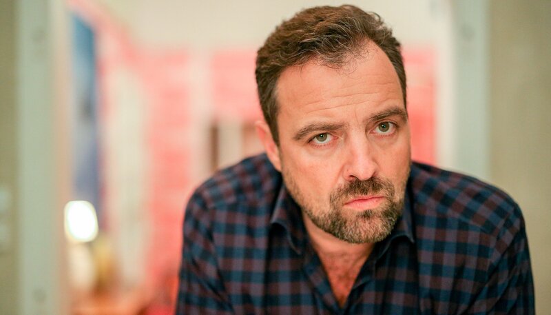 Chaos und Ratlosigkeit wegen der Entführung von Waltrauds Baby. Im Bild: Georg Schneider (Jürgen Maurer) – Bild: ARD/​ORF/​MR Film/​Petro Domenigg
