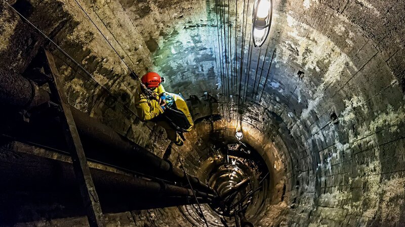 Eine Person steigt in eine Höhle hinab. – Bild: zdf /​ Off The Fence /​ THE HISTORY CHANNEL