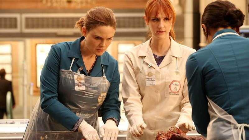 Brennan (Emily Deschanel, l.), Jessica (Laura Spencer) und Cam (Tamara Taylor, Rückansicht) untersuchen die sterblichen Überreste einer Leiche, die von einer Schlammlawine angespült wurde. – Bild: TVNOW /​ FOX